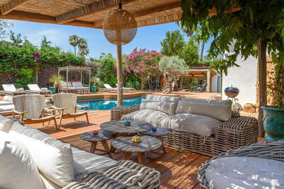 Villa Cicadis, gazebo au bord de la piscine