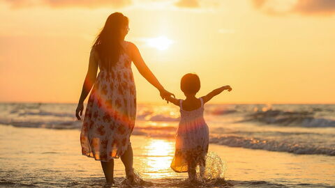 Mère et enfant sur une plage
