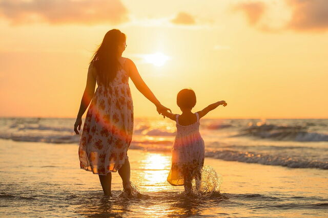 Mère et enfant sur une plage