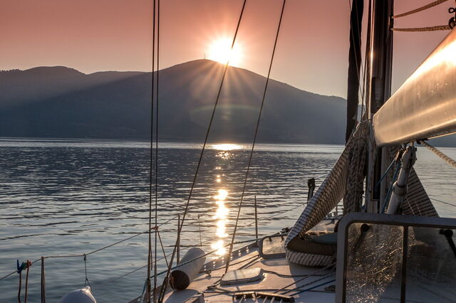 Lever du soleil depuis un bateau, îles Ioniennes