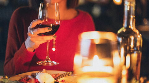 Une femme en train de dîner