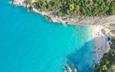 Vue aérienne de la plage de Xigia, Grèce