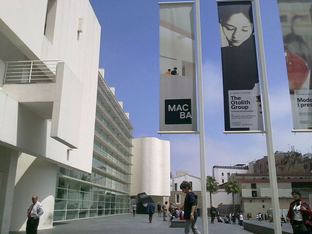 MACBA, extérieur