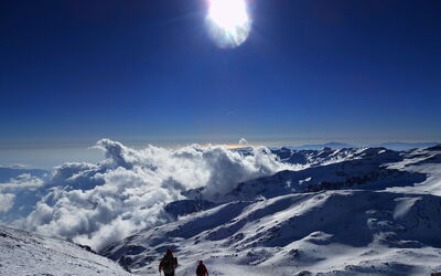 Skier dans la Sierra Nevada