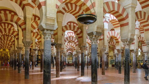 Salle principale de la grande mosquée de Cordoue