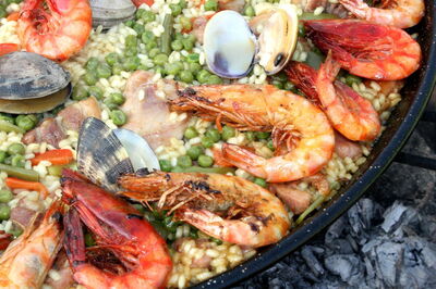 Détail d'une paella aux fruits de mer