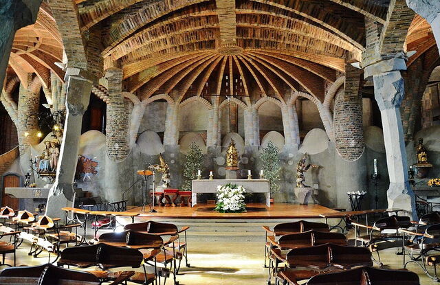Église de Colònia Güell, intérieur
