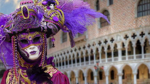 Personne portant un masque de carnaval à Venise