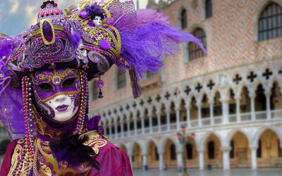 Personne portant un masque de carnaval à Venise