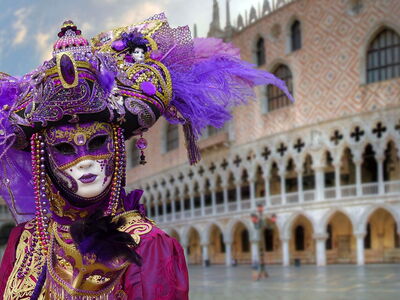 Personne portant un masque de carnaval à Venise