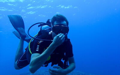 Un homme en plongée sous-marine