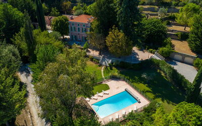 La Verdière, extérieur