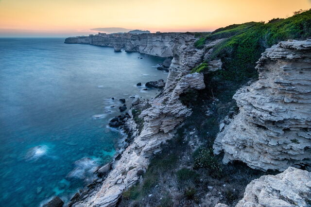 Coucher de soleil le long de la côte en Corse