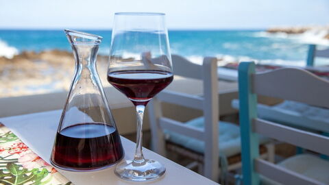 Déguster un verre de vin en Crète