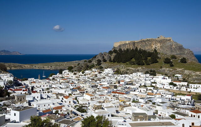 Village de Lindos avec l'Acropole en arrière-plan