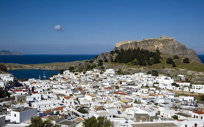 Village de Lindos avec l'Acropole en arrière-plan