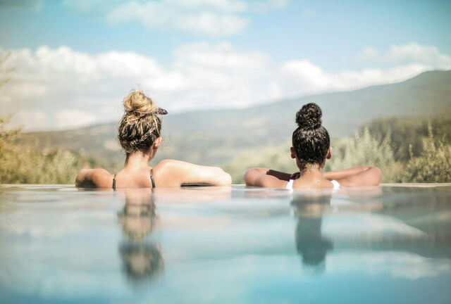 Deux femmes regardent depuis une piscine à débordement