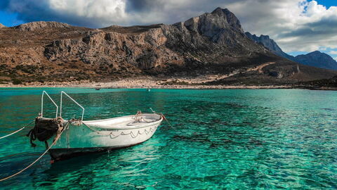 Un bateau dans l'eau en Crète