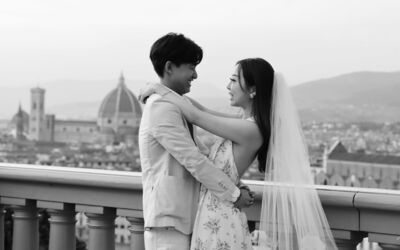 Un couple prenant des photos de mariage à Florence