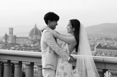 Un couple prenant des photos de mariage à Florence