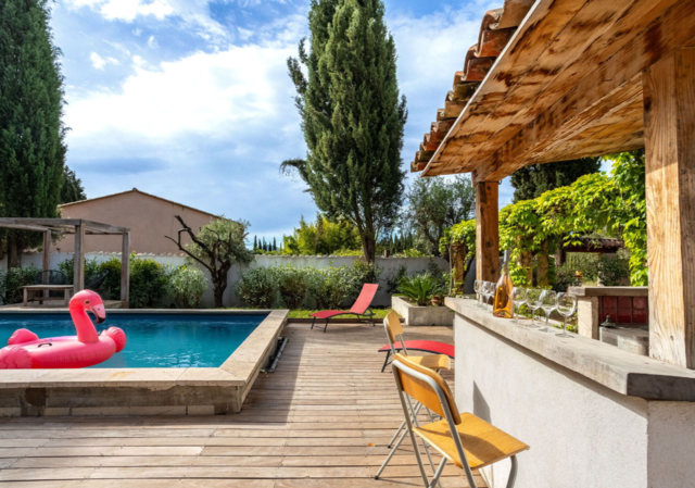 Les Pivoines, bar de la piscine