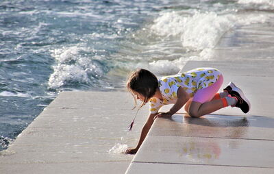 Fille à l'orgue marin de Zadar