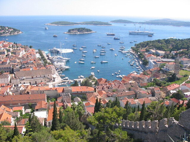 Port de Hvar, donnant sur les îles