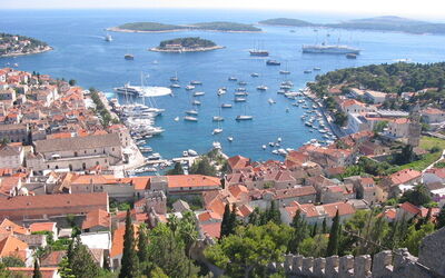 Port de Hvar, donnant sur les îles