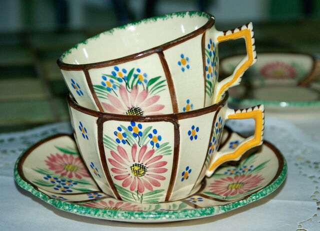 Tasses en poterie de Quimper