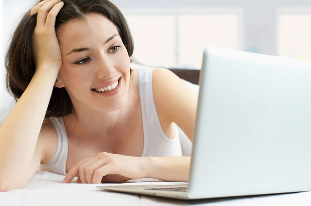 Femme sur un ordinateur