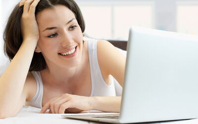 Femme sur un ordinateur