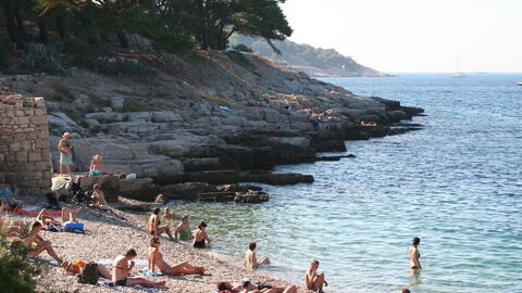 Plage de galets à Vis