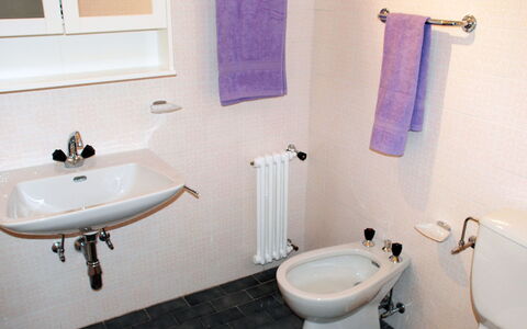 App. Paradiso: Robinet, Luminaire Plomberie, Évier, Lavabo, Propriété, Photographier, Violet, Blanc, Salle De Bains, Siège De Toilette