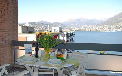 App. Paradiso: Ciel, L'Eau, Table, Bâtiment, Propriété, Meubles, Montagne, Vaisselle, Pot De Fleur, Fleur