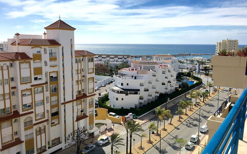Bellavista del Puerto: Nuage, Ciel, Bâtiment, Jour, Fenêtre, L'Eau, Bleu Azur, Design Urbain, Voiture, Plan D'Eau
