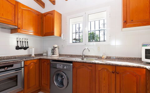 Stella: Marron, Cabinetry, Comptoir, Propriété, Évier, Evier, Blanc, Robinet, Cuisinière, Bois