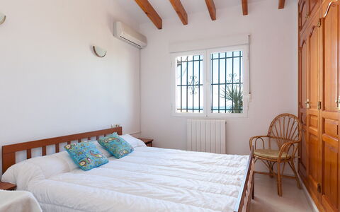 Stella: Meubles, Propriété, Fenêtre, Confort, Bleu Azur, Bois, Design Intérieur, Éclairage, Sol