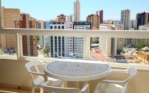 Gemelos: Ciel, Bâtiment, Propriété, Jour, Table, Fenêtre, Meubles, Skyscraper, Chaise, Design Intérieur