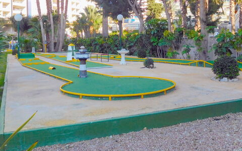 Gemelos: Plante, Bâtiment, Arbre, Surface De La Route, Asphalte, Herbe, Design Urbain, Loisir, Trottoir, Route