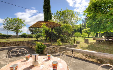 Gite Curel: Nuage, Ciel, Plante, Bâtiment, Table, Arbre, Chaise, Pot De Fleur, Mobilier De Jardin, Arecales