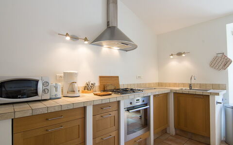 Gite Curel: Cabinetry, Comptoir, Propriété, Appareil De Cuisine, Cuisinière, Bâtiment, Tiroir, Bois, Cuisine, Éclairage