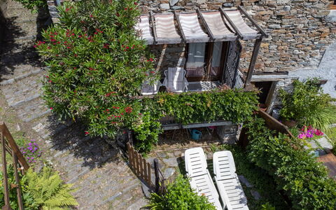 Il Gianlupo: Plante, Bâtiment, Fleur, Fenêtre, Botanique, Végétation, Maison, Design Urbain, Herbe, Quartier
