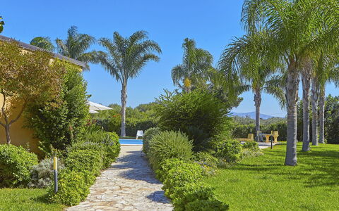 Bel Villa: Végétation, Arbre, Vert, Propriété, Jour, Jardin, Immobilier, Ciel, Jardin Botanique, Botanique
