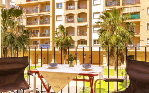 Parque Central: Table, Bâtiment, Meubles, Propriété, Fenêtre, Arbre, Plante, Chaise, Architecture, Mobilier De Jardin
