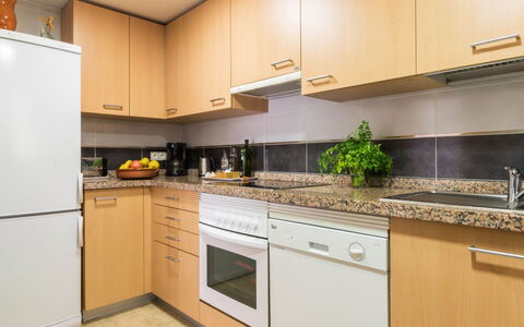 Parque Central: Comptoir, Cabinetry, Propriété, Appareil De Cuisine, Cuisinière, Cuisine, Evier, Bois, Électroménager, Design Intérieur