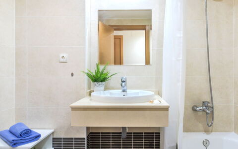 Parque Central: Robinet, Propriété, Luminaire Plomberie, Plante, Bleu Azur, Lavabo, Miroir, Salle De Bains, Baignoire, Bâtiment