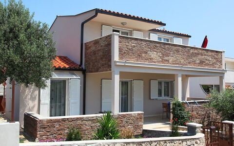 Vinka: Plante, Bâtiment, Ciel, Propriété, Fenêtre, Maison, Porte, Ombre, Chalet, Quartier
