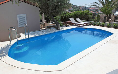 Vinka: L'Eau, Propriété, Piscine, Bâtiment, Bleu Azur, Plante, Ombre, Rectangle, Arbre, Mobilier De Jardin