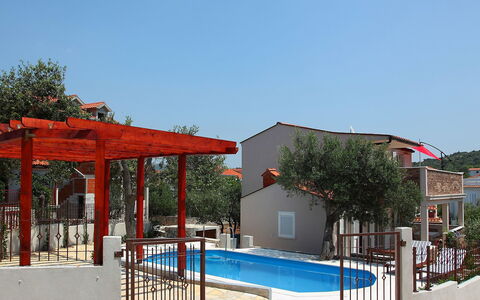 Vinka: Ciel, L'Eau, Piscine, Bâtiment, Ombre, Arbre, Porte, Plante, Fenêtre, Maison