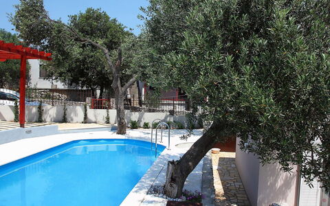 Vinka: L'Eau, Piscine, Ombre, Bâtiment, Arbre, Plante, Loisir, Design Urbain, Immobilier, Composite